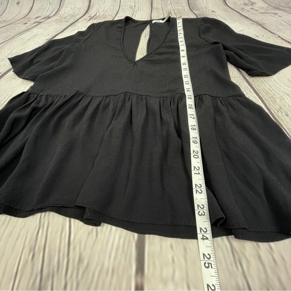 KIMCHI BLUE | URBAN OUTFITTERS black flowy v-neck peplum top, size XS - Picture 10 of 12
